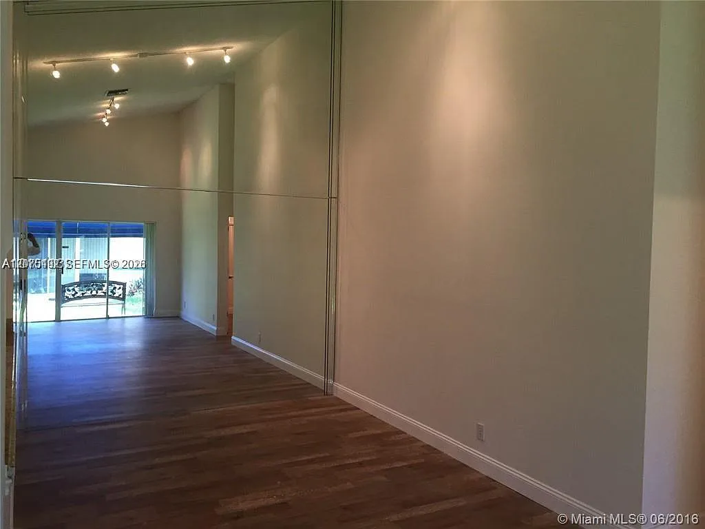 5201 SW 31st Ave — Photo 3