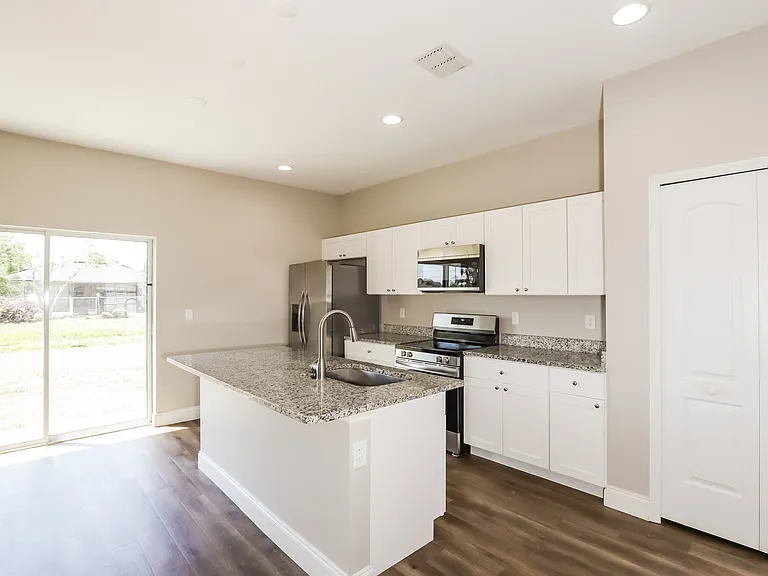 708 Martin Ln — Photo 8
