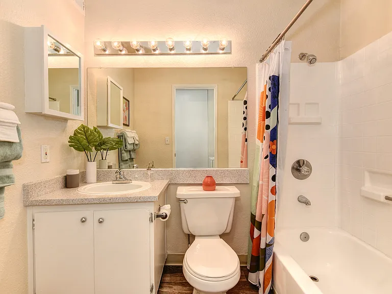 Renaissance Park Apartments — Photo 14