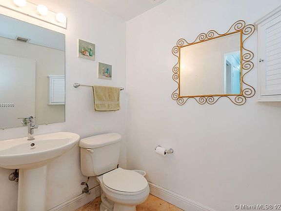 2nd image of 601 NE 36th St APT 2405