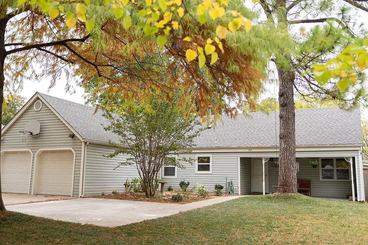 Building Photo - 1521 Greenbriar Dr