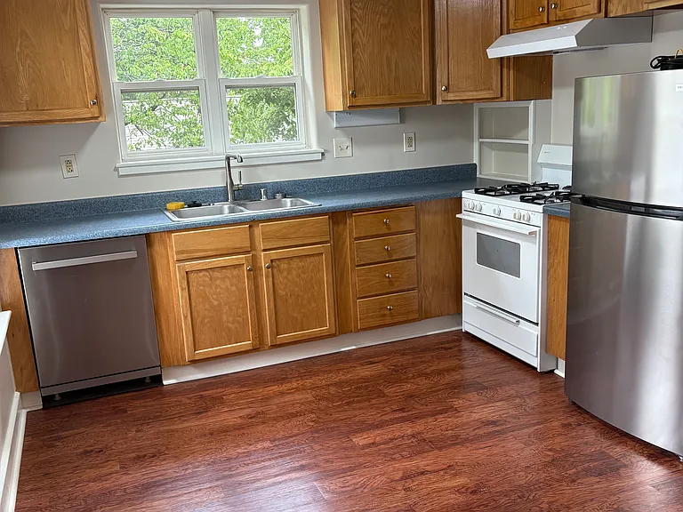 172 Rosemont Gdn #B — Photo 8