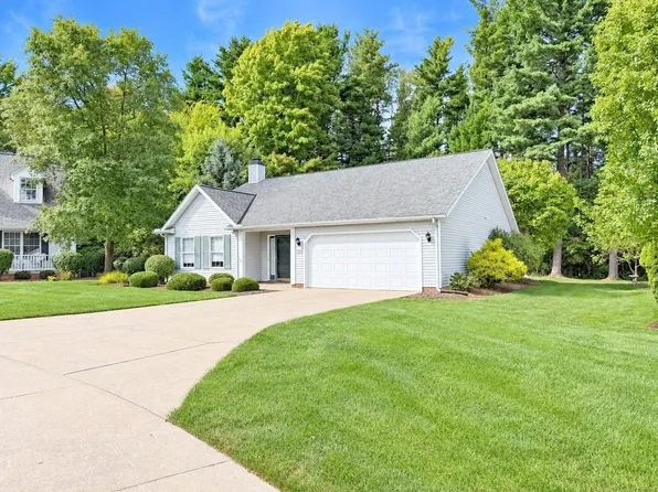 310 Bridgewater Ln, Chardon, OH 44024