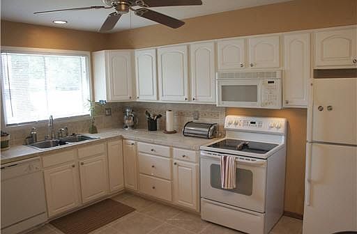 4th image of 4015 Manor Dr