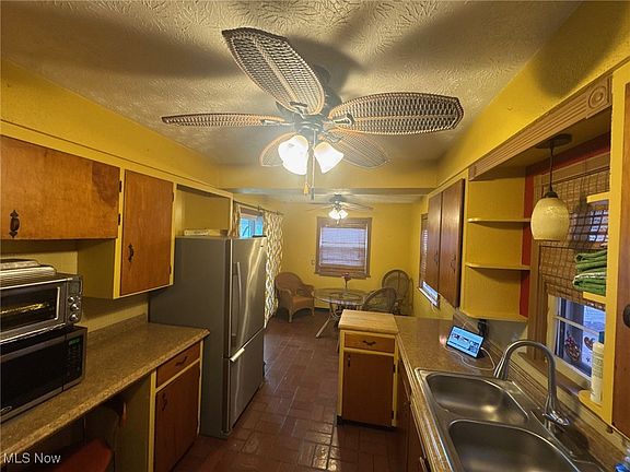 5th image of 90 Maryann Rd