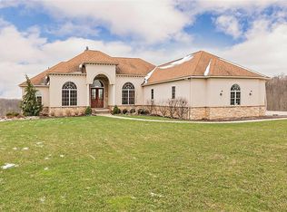 9795 Horseshoe Dr, Chagrin Falls, OH 44023