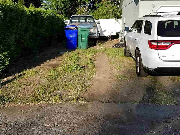 2nd image of 216 N Morrow Ln