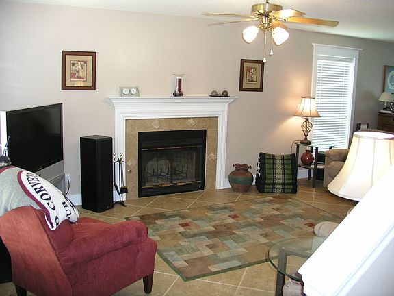 Living Room w Fireplace
