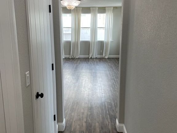 4th image of 1100 Acorn Ln