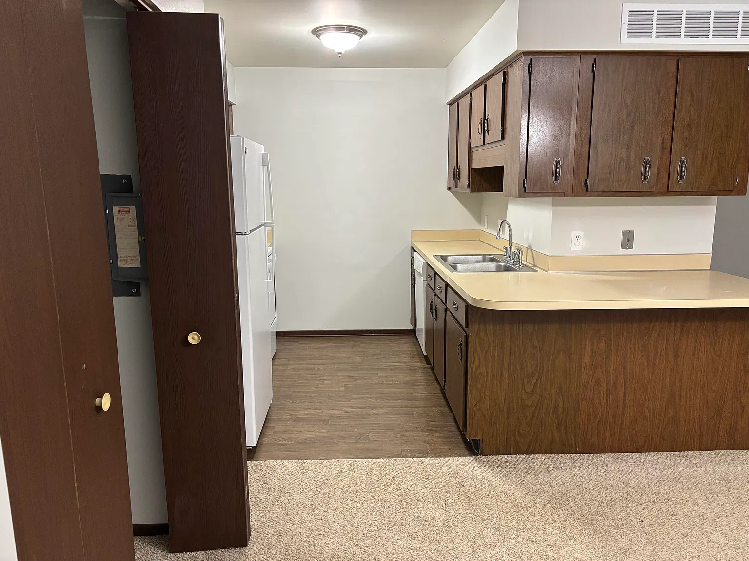 2 bed, 1.5 bath, 8940 sqft, $1,200 — Photo 4