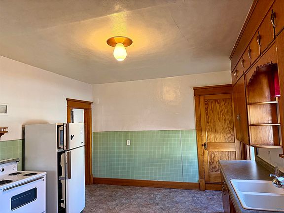 4th image of 609 S Washington St