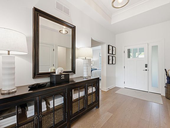 3rd image of 131 Glenshire Cir