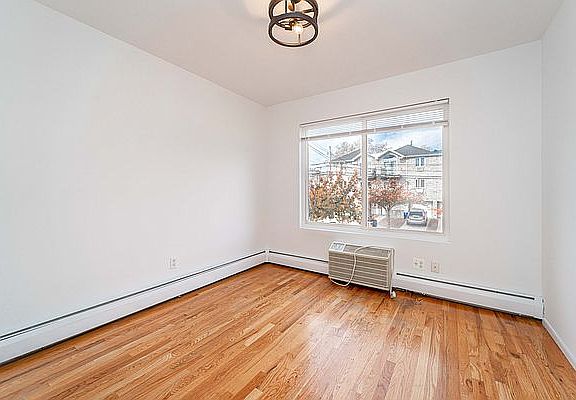 4th image of 20-09 38th St #2R