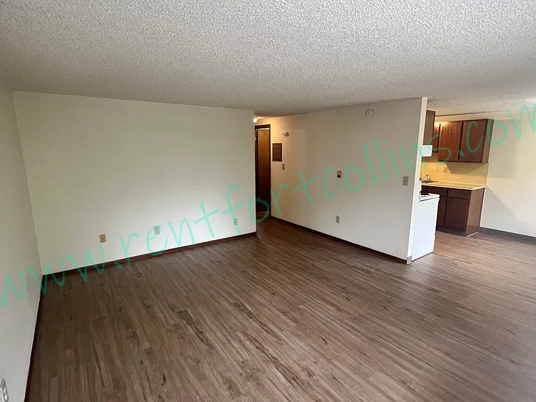 576 W 10th St — Photo 3