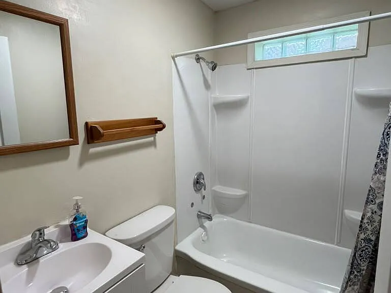 114 W Courtois St #1F — Photo 11