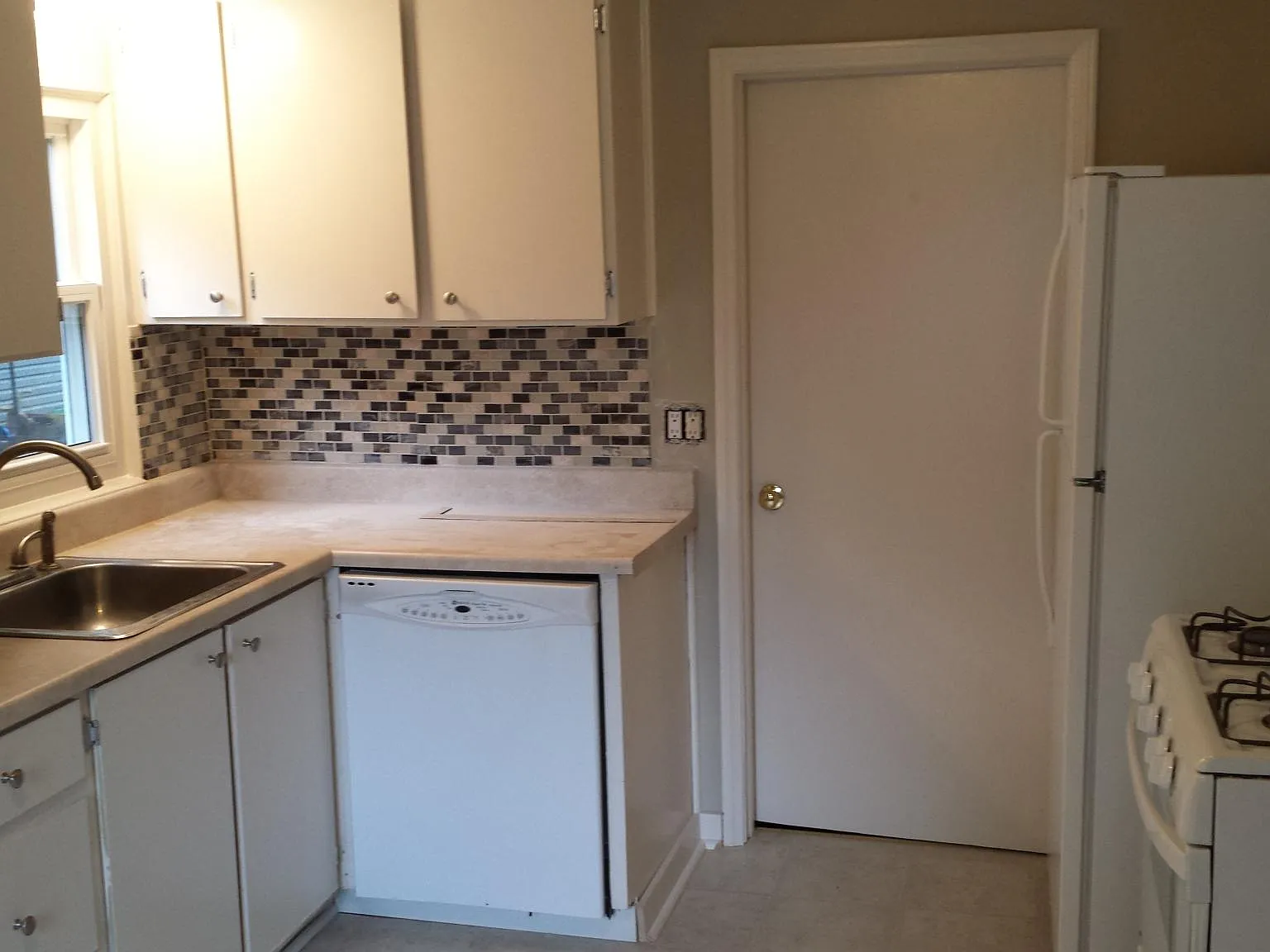 3 bed, 906 sqft, $2,200 — Photo 3