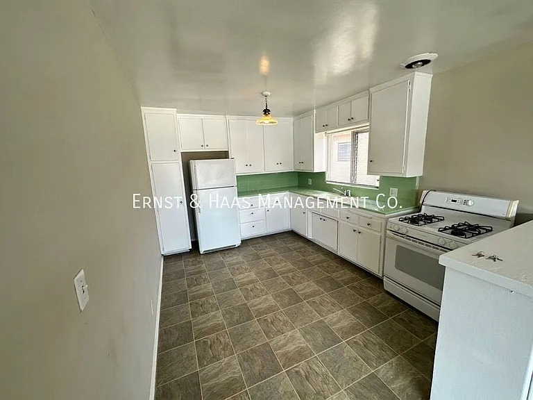 1325 E 7th St #6 — Photo 3