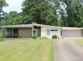 17 Fairhill Dr, New Castle, PA 16105