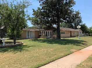 910 Thomas St, Sweetwater, TX 79556
