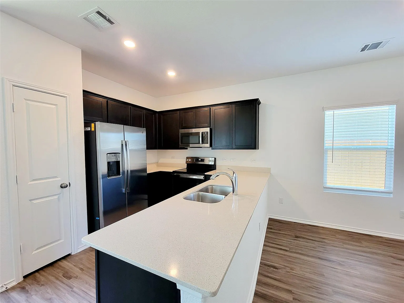 4 bed, 2.5 bath, 1687 sqft, $1,995 — Photo 4