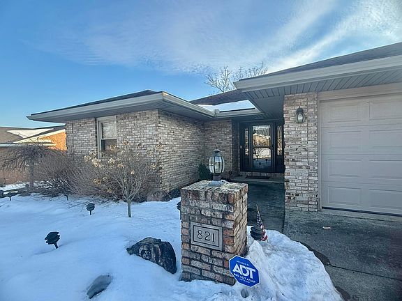 3rd image of 821 Helen Dr