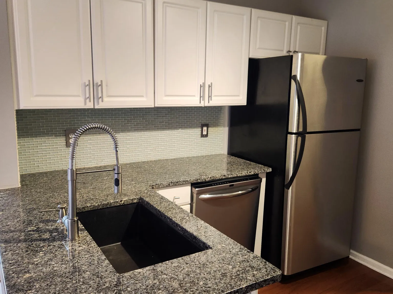3 bed, 2.5 bath, 1700 sqft, $2,400 — Photo 2