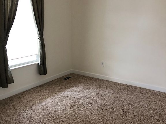 3rd image of 462 Lockmead Dr
