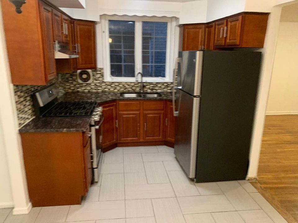1st image of 550 E 88th St #1