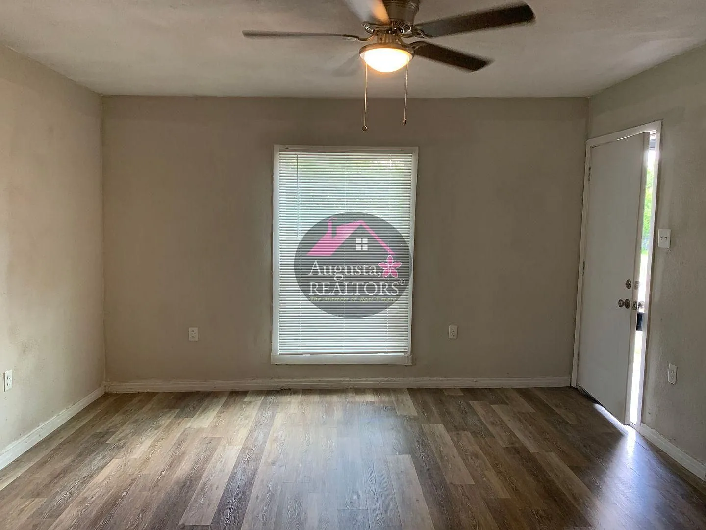 Completely Remodeled 1 Bedroom Home! — Photo 3
