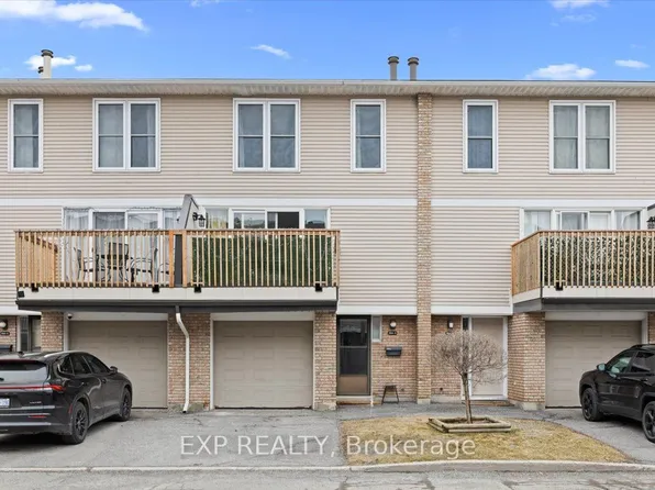 284 Dalehurst Dr #D, Ottawa, ON K2G 4J5