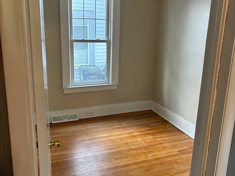 405 Willis Ave — Photo 5