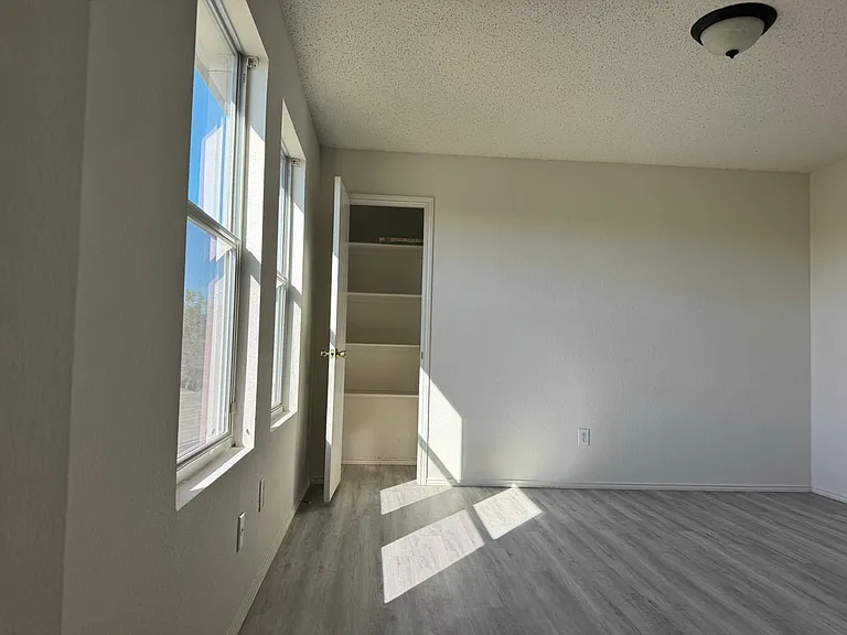 5100 Waterford Dr — Photo 14