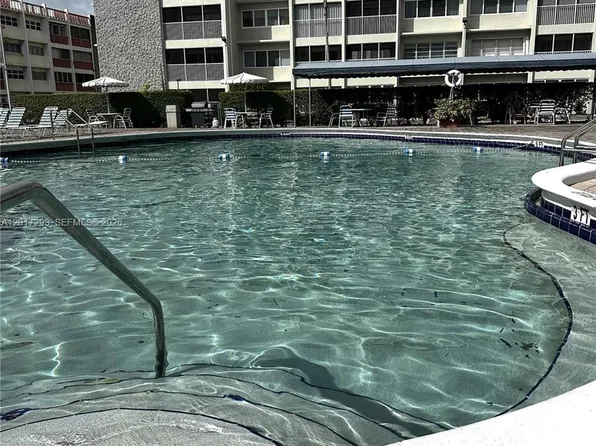 410 SE 2nd St APT 415, Hallandale, FL 33009