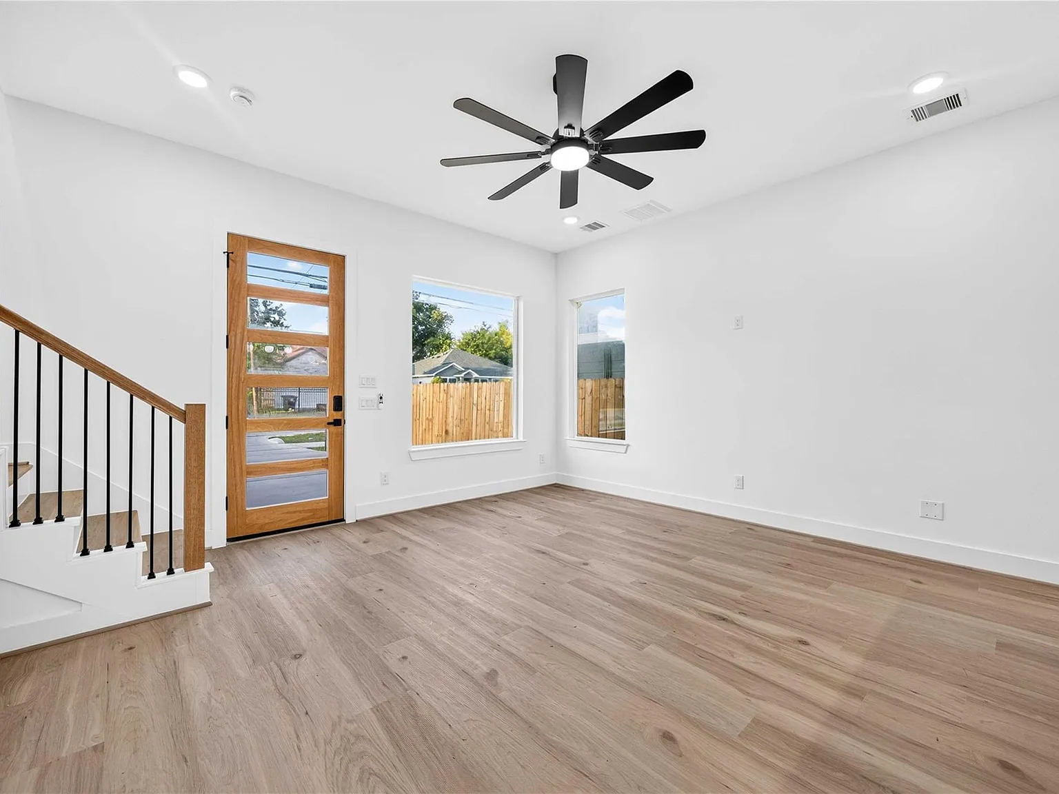 3 bed, 2.5 bath, 1300 sqft, $2,000 — Photo 4