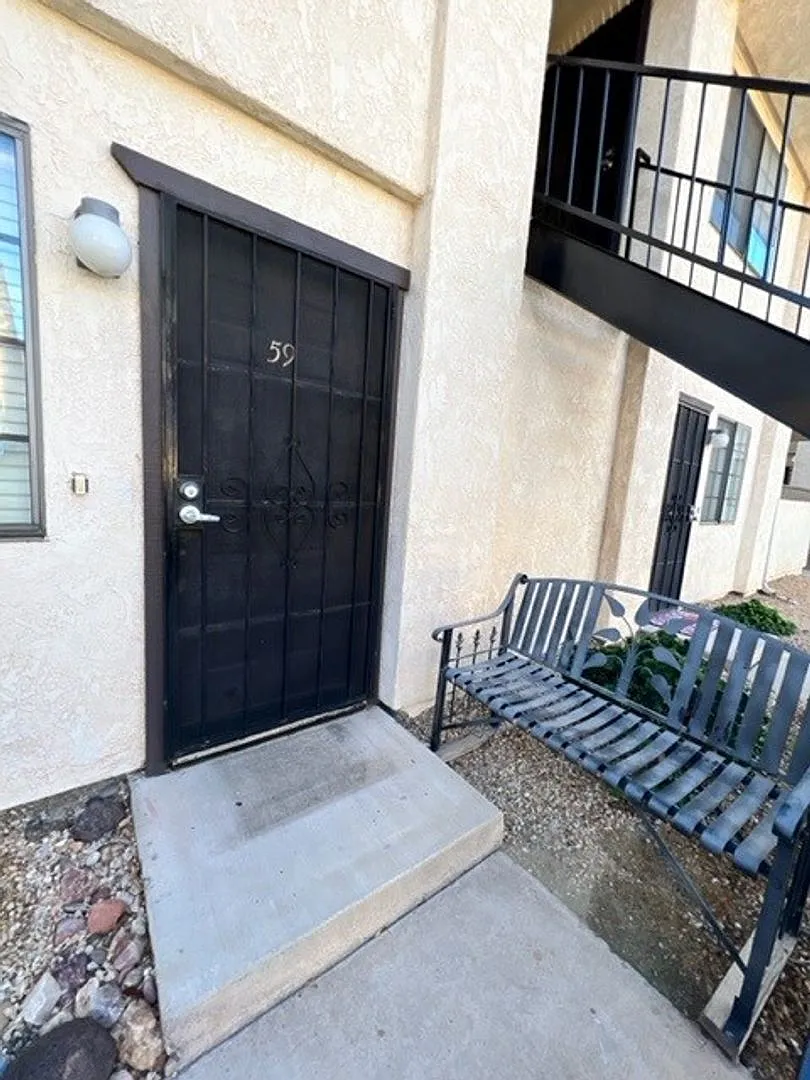 1 Br Condo on lower level! Gated community — Photo 3