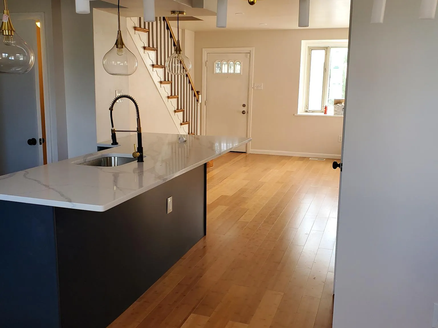3 bed, 1024 sqft, $2,350 — Photo 2