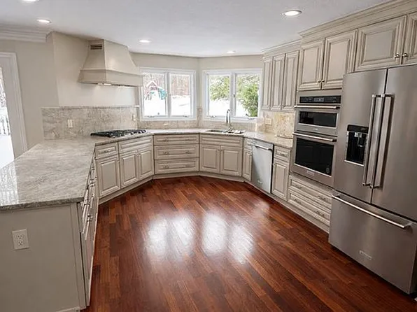 8791 Hunters Creek Dr, Clarkston, MI 48348