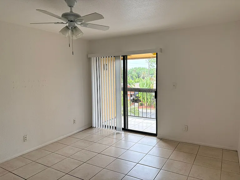 2855 Winkler Ave #120 — Photo 4
