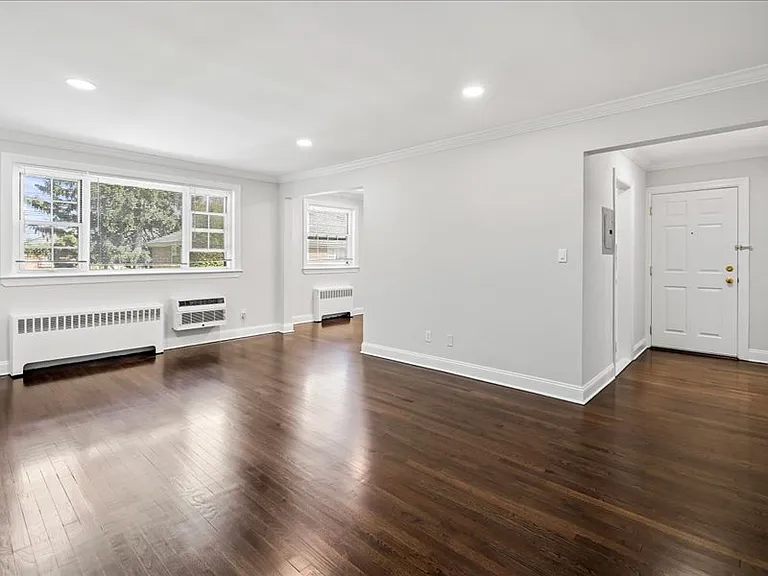 Whitehall Apartments — Photo 6