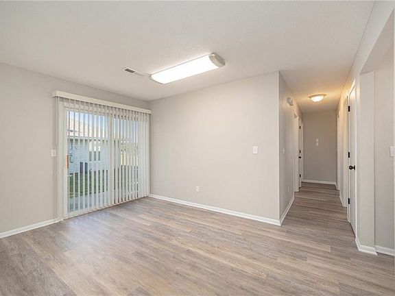 4th image of 212 NW Parker Dr