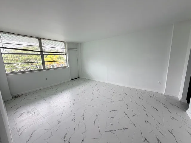Island Apartments — Photo 8