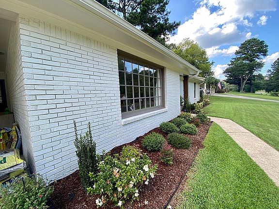2nd image of 1130 Heritage Dr