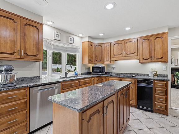 4th image of 70 Newton St