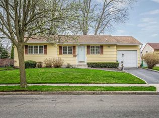 7 Abbey Ct, Plainview, NY 11803