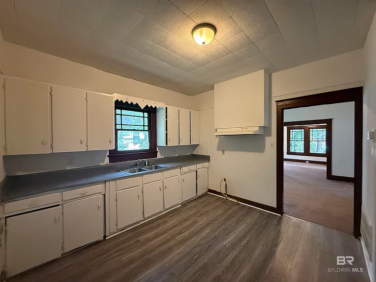 672 Burden St — Photo 11