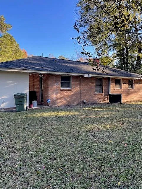 3 bed, 1.0 bath, 1100 sqft, $1,350 — Photo 1