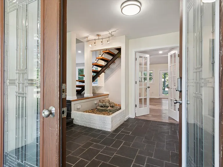 112 Leslie Dr — Photo 12