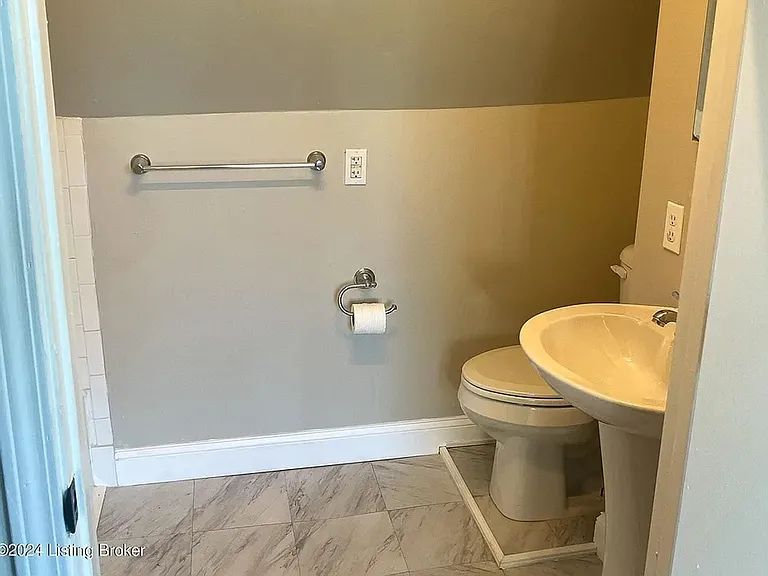 114 Blackburn Ave — Photo 9
