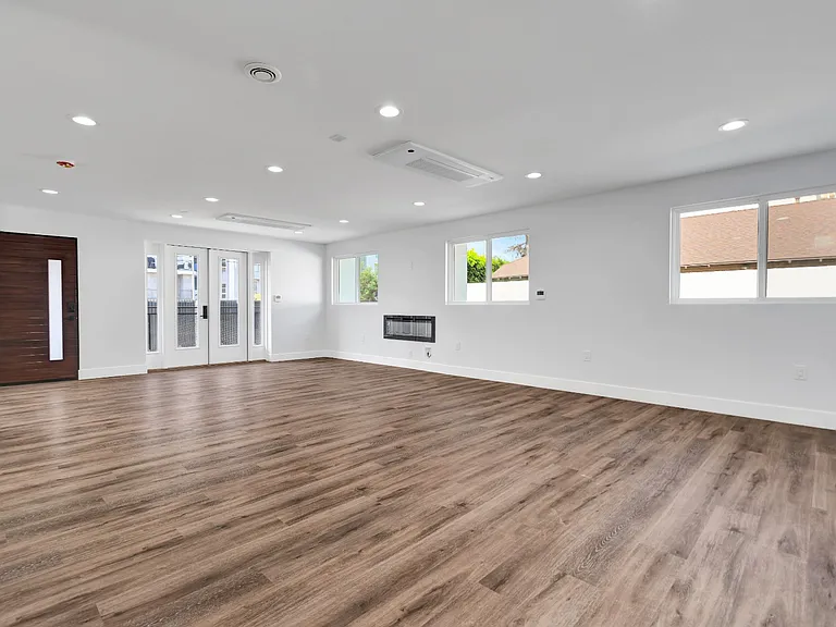 11613 Burbank Blvd — Photo 6