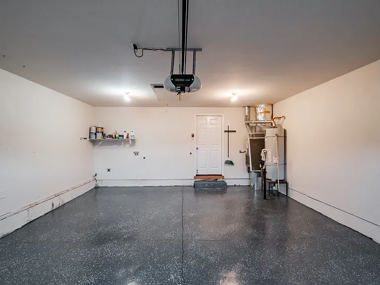 831 NW Teak Loop — Photo 38